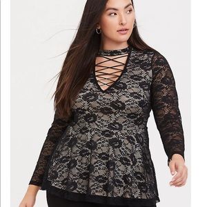 ✨✨TORRID black lace lattice peplum top✨✨